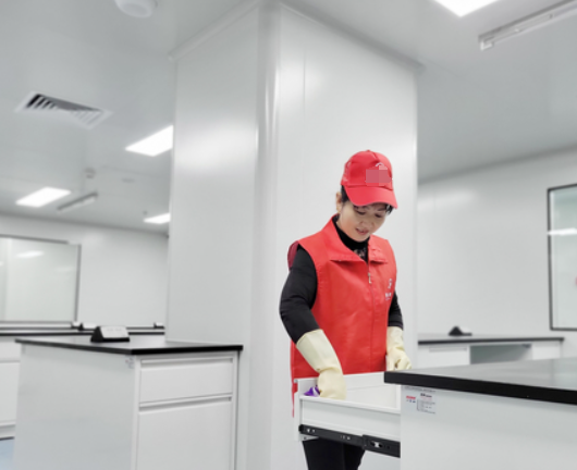 清洁人员正在对抽屉内部进行清洁擦拭
